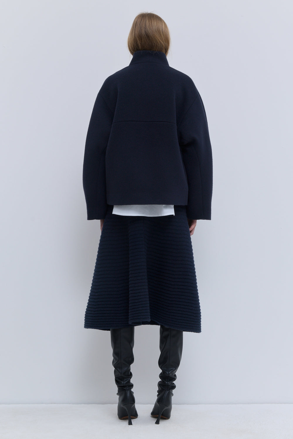 Dark navy virgin wool short jacket with rounded sleeves and double-button closure