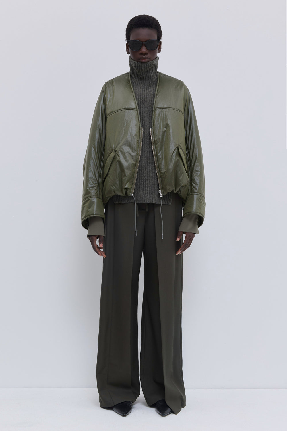 Jelana padded V-neck jacket in olive water-repellent fabric.