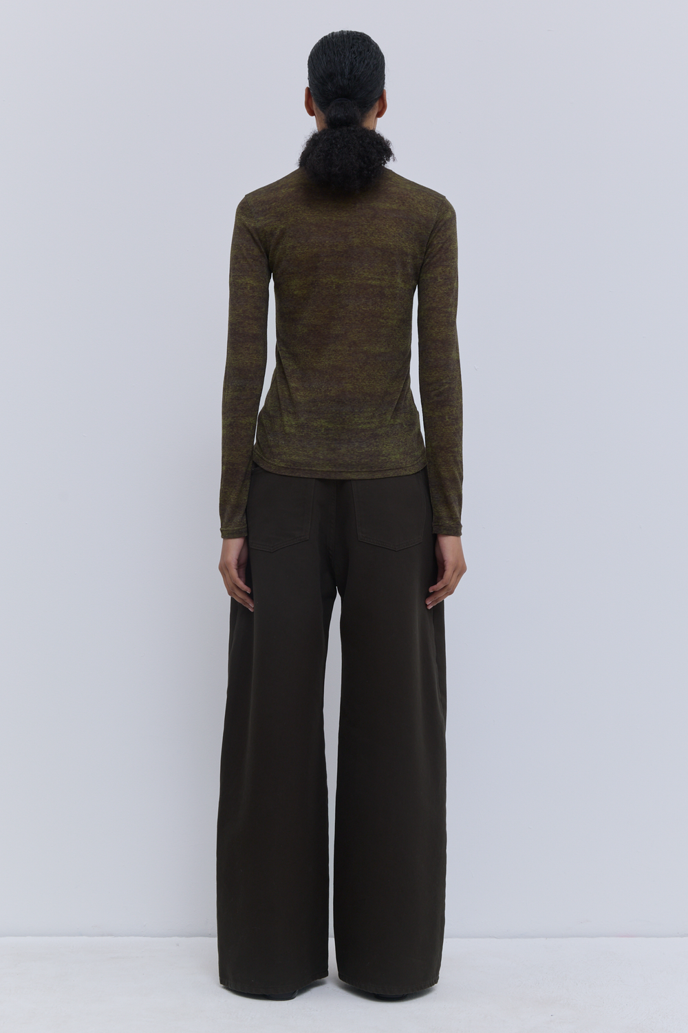 Women’s dark forest wide-fit jeans with clean finish