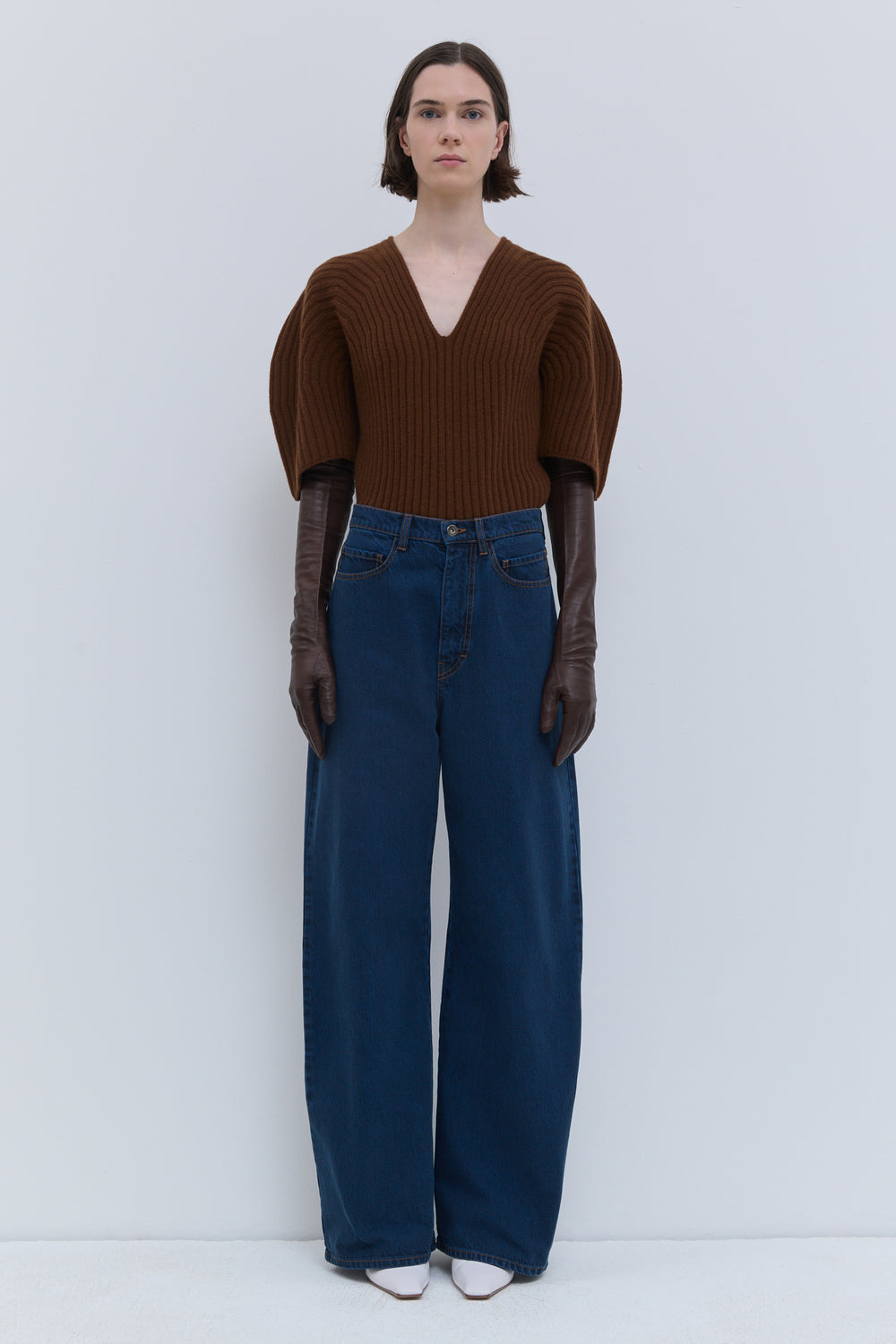 Pullos wide-fit blue wash denim jeans, front view, featuring a high-rise waist, classic five-pocket design and relaxed full-length silhouette.