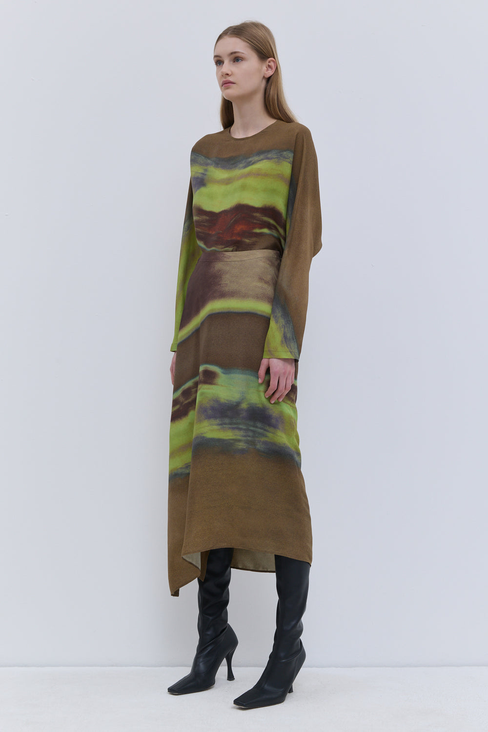 Christian Wijnants Sueza Vulcao print silk skirt, side view.