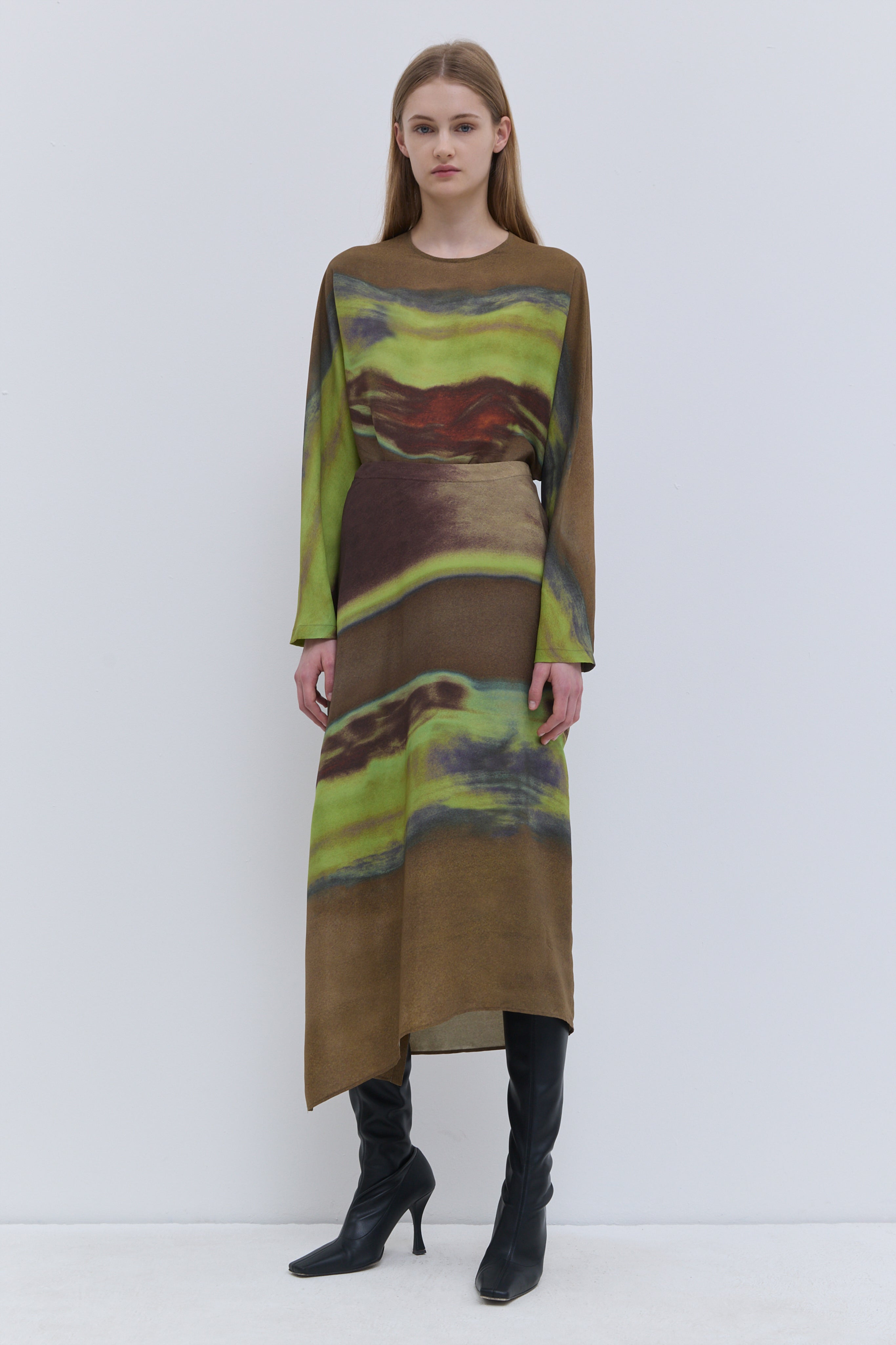 Christian Wijnants Sueza printed silk skirt in the Vulcao print, front view.