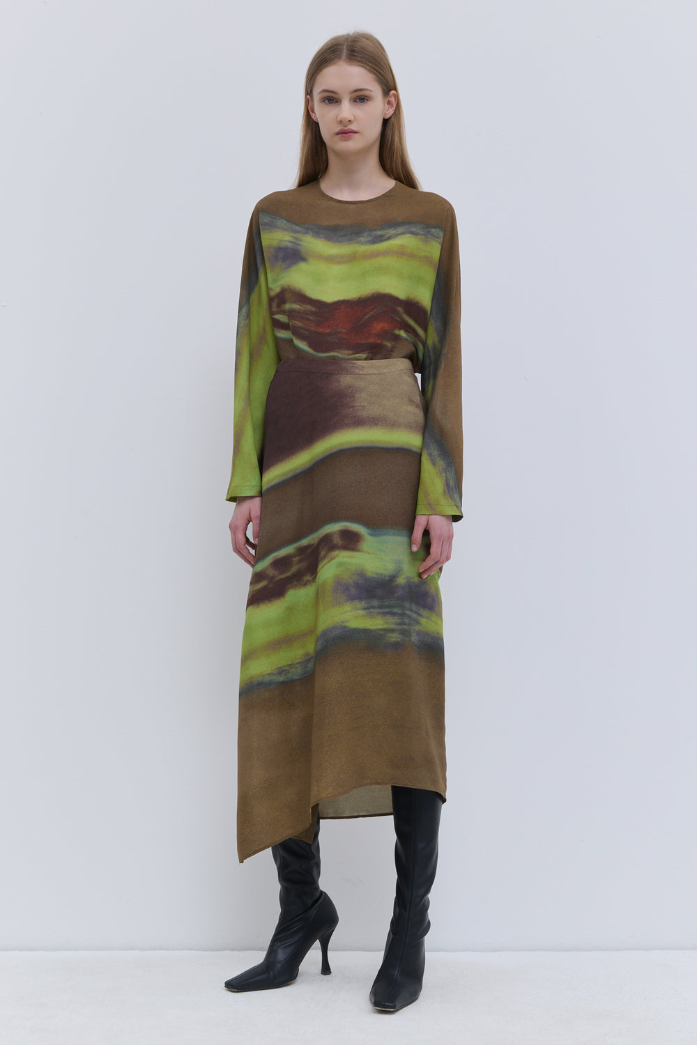 Christian Wijnants Sueza printed silk skirt in the Vulcao print, front view.