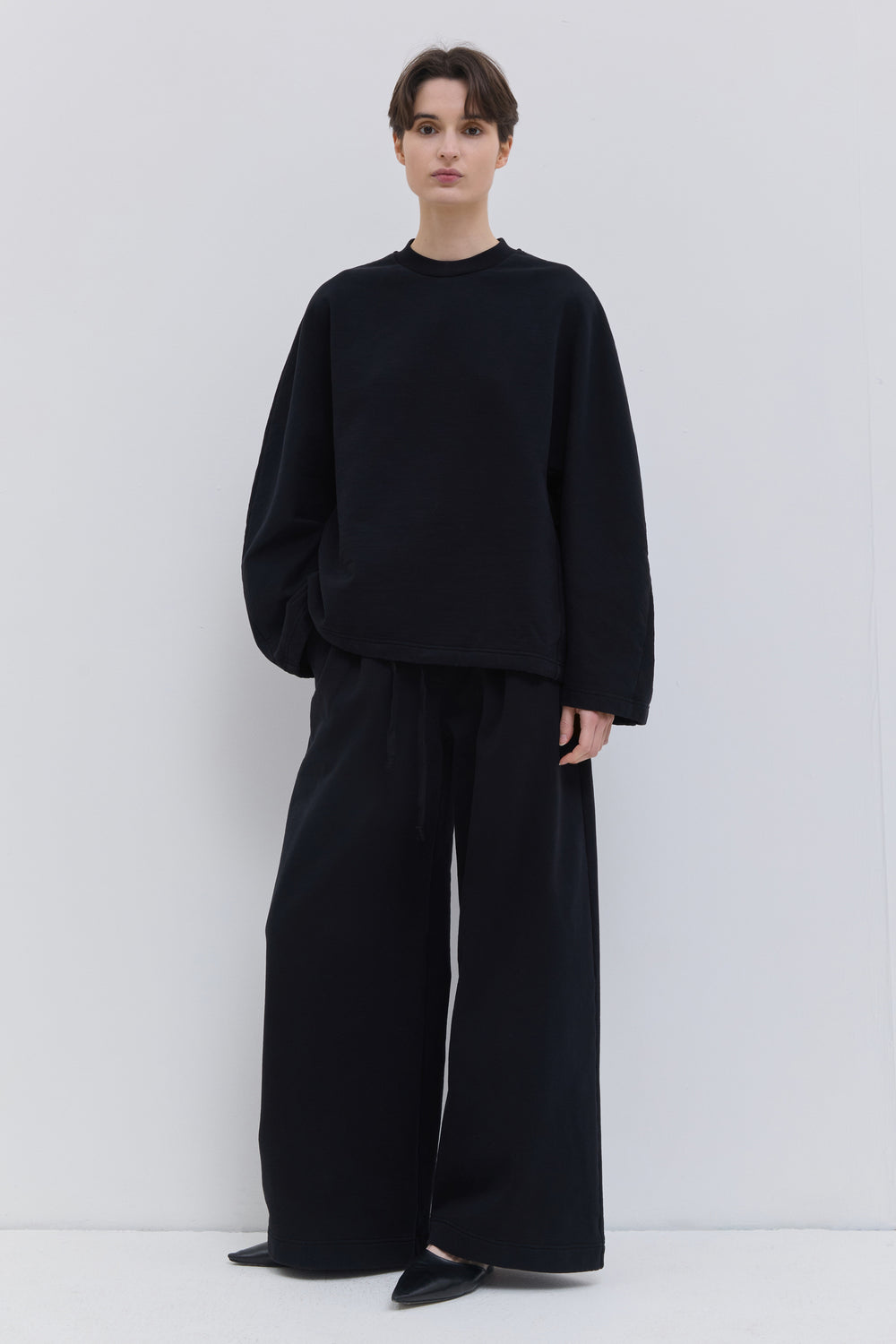 Front view of the Tahoras oversized black jersey sweatshirt.