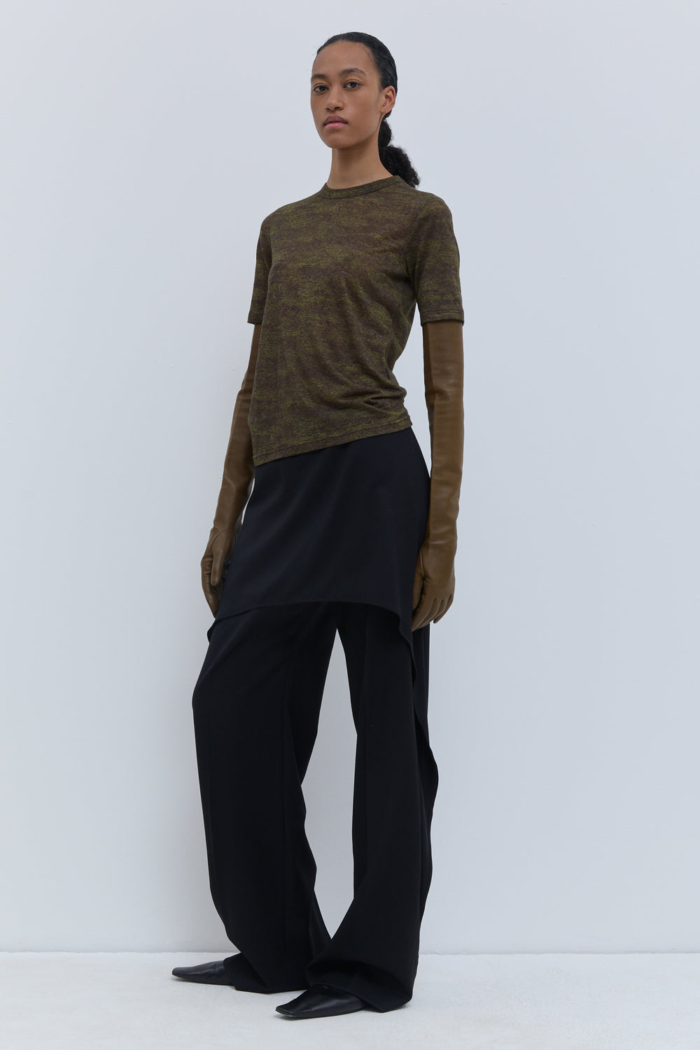 Tampi wool jersey top with short sleeves and a clean fitted silhouette, side view.