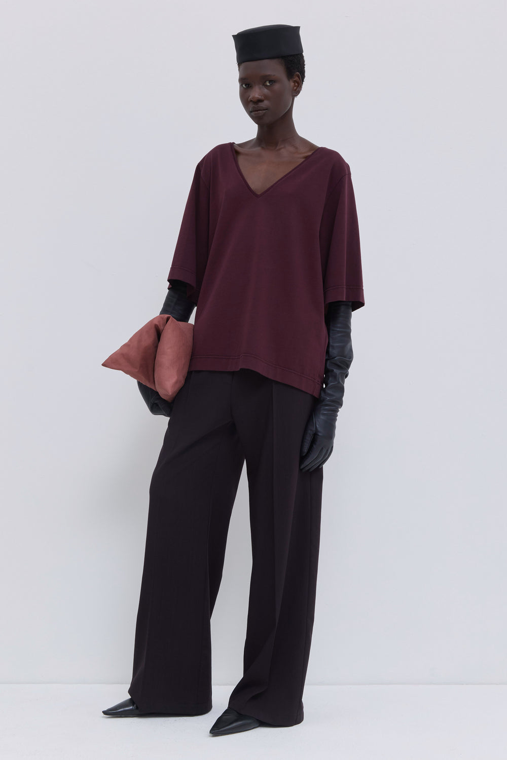 Relaxed fit V-neck designer T-shirt with wide sleeves