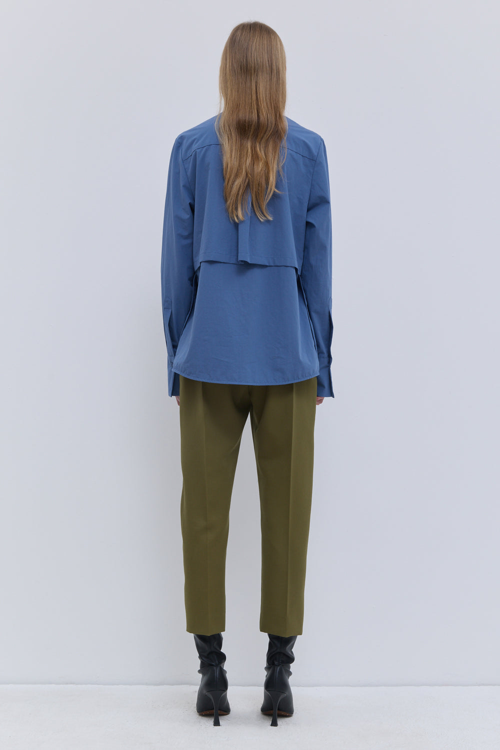 Back view of the Dust Blue organic cotton long-sleeve shirt Christian Wijnants